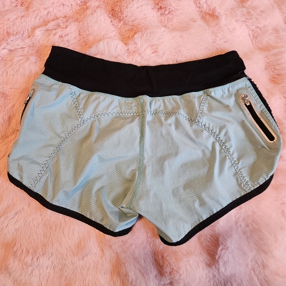 Lululemon Run: Bright At Night Short - Size 6 - Picture 3 of 4
